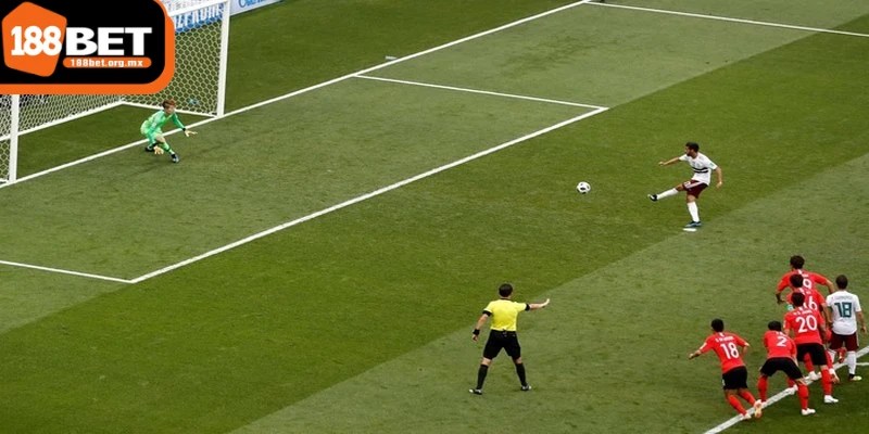 Khi đá gián tiếp, cầu thủ có thể đưa ra các pha chuyền bóng tinh vi