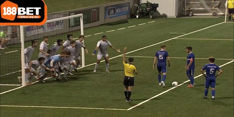 Tùy vào từng tình huống mà các cầu thủ sẽ thực hiện cú đá phạt khác nhau